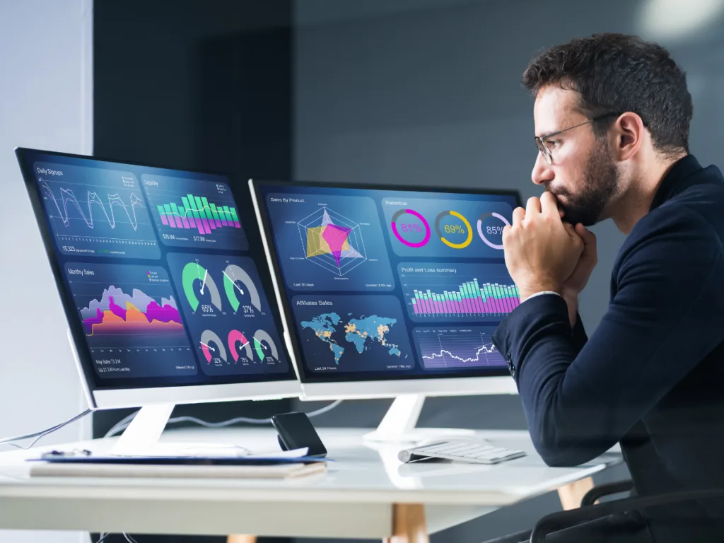 Empresario de Guanacaste utilizando soluciones digitales para hacer crecer su empresa.